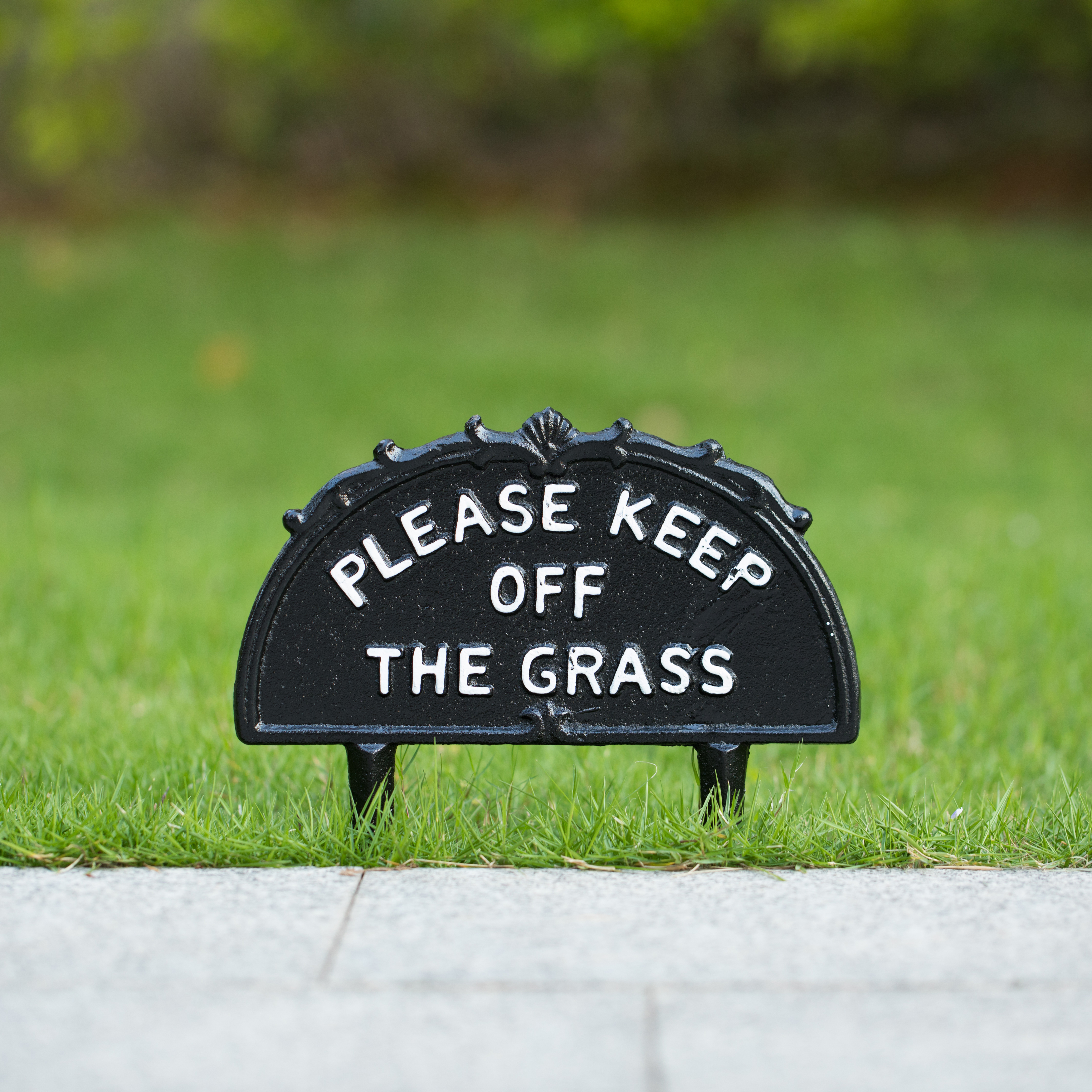 Decorative Please Keep Off The Grass Post, Outdoor Warning Ground Cast Iron Stake, Black